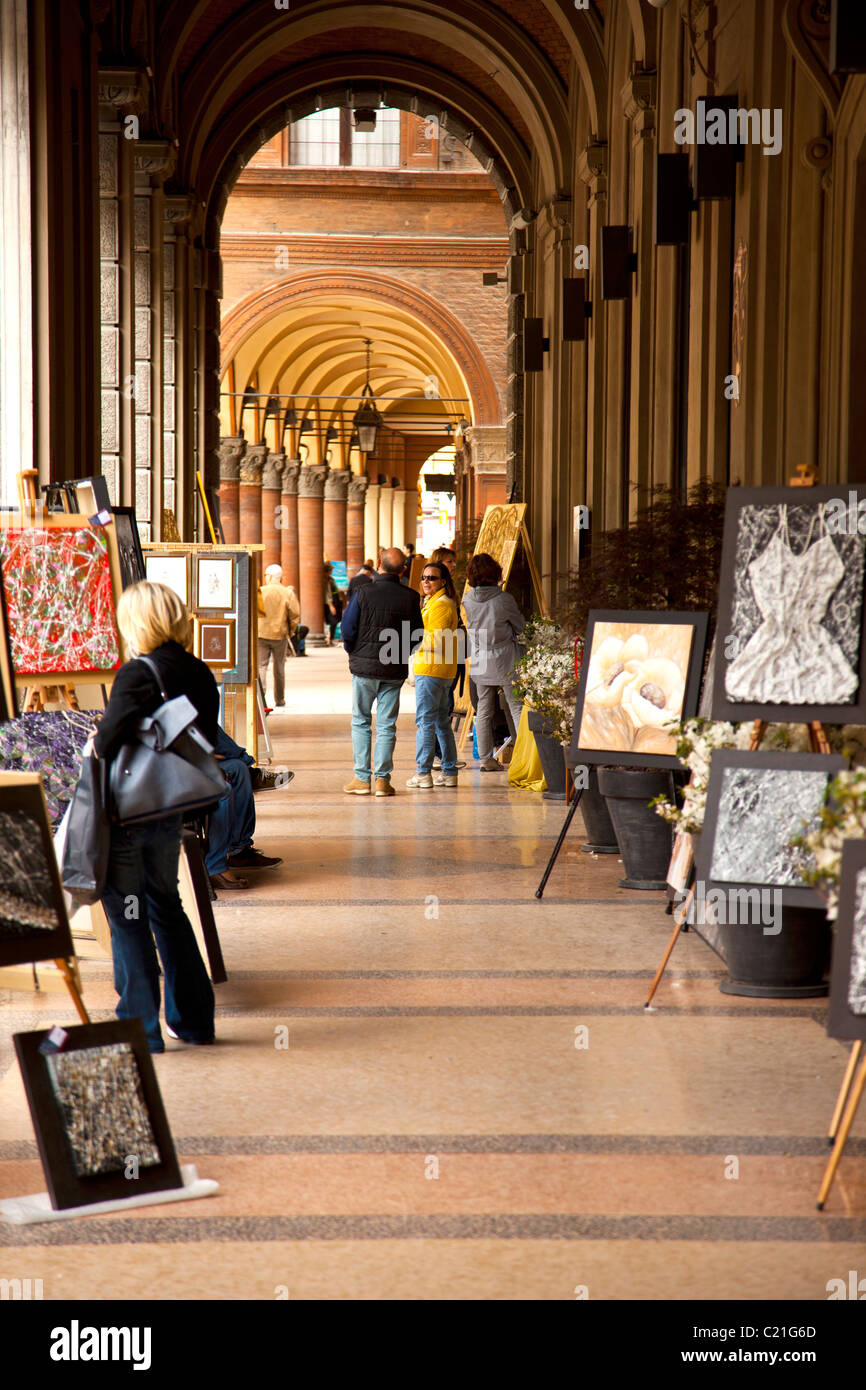 Shop rivestita arcade e domenica il mercato dell'arte a Bologna. Foto Stock