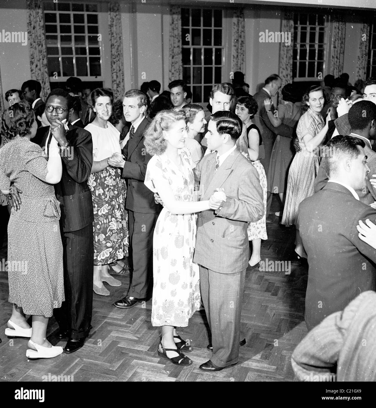 1950, storico, un uomo straniero e una donna inglese che ballano insieme in una festa di benvenuto per i nuovi immigrati in Gran Bretagna tenutasi al Consiglio britannico. Foto Stock