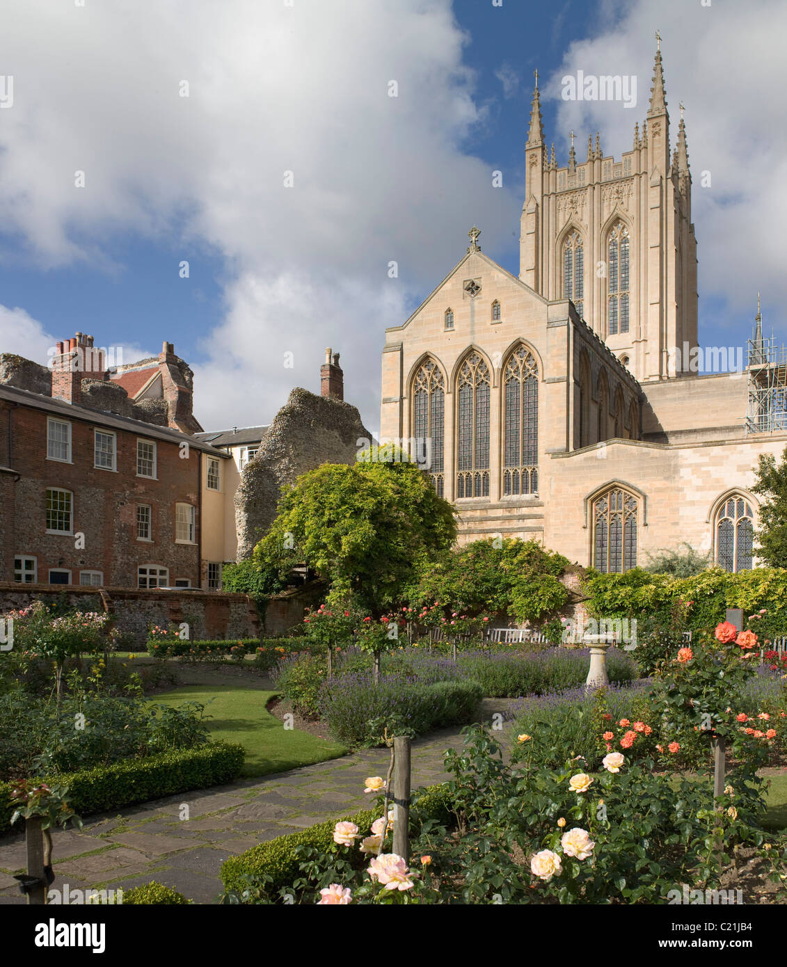 St Edmundsbury Cathedral, Bury St Edmunds, Suffolk, Inghilterra. East End dal giardino delle rose con nuovo Millennium Tower completato 2005 Foto Stock