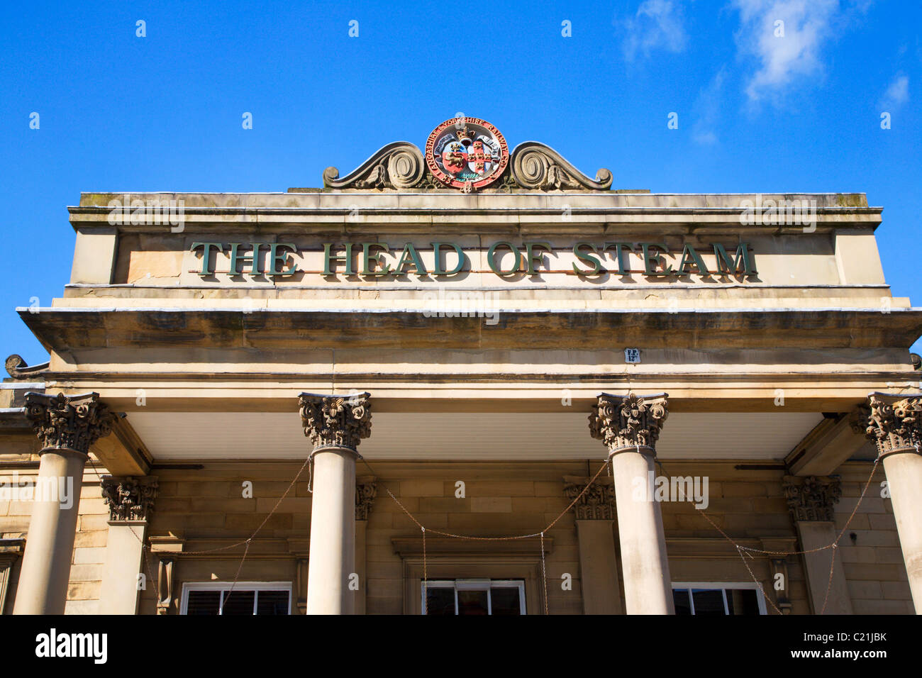 Testa di vapore presso la Stazione Ferroviaria di Huddersfield West Yorkshire Foto Stock