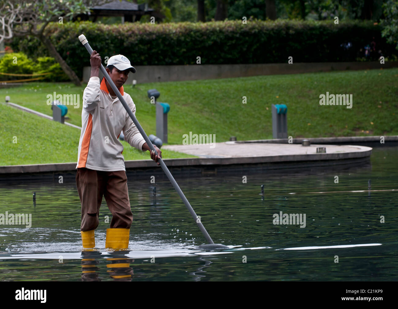 Pulizia del lago a Kuala Lumpar. Foto Stock