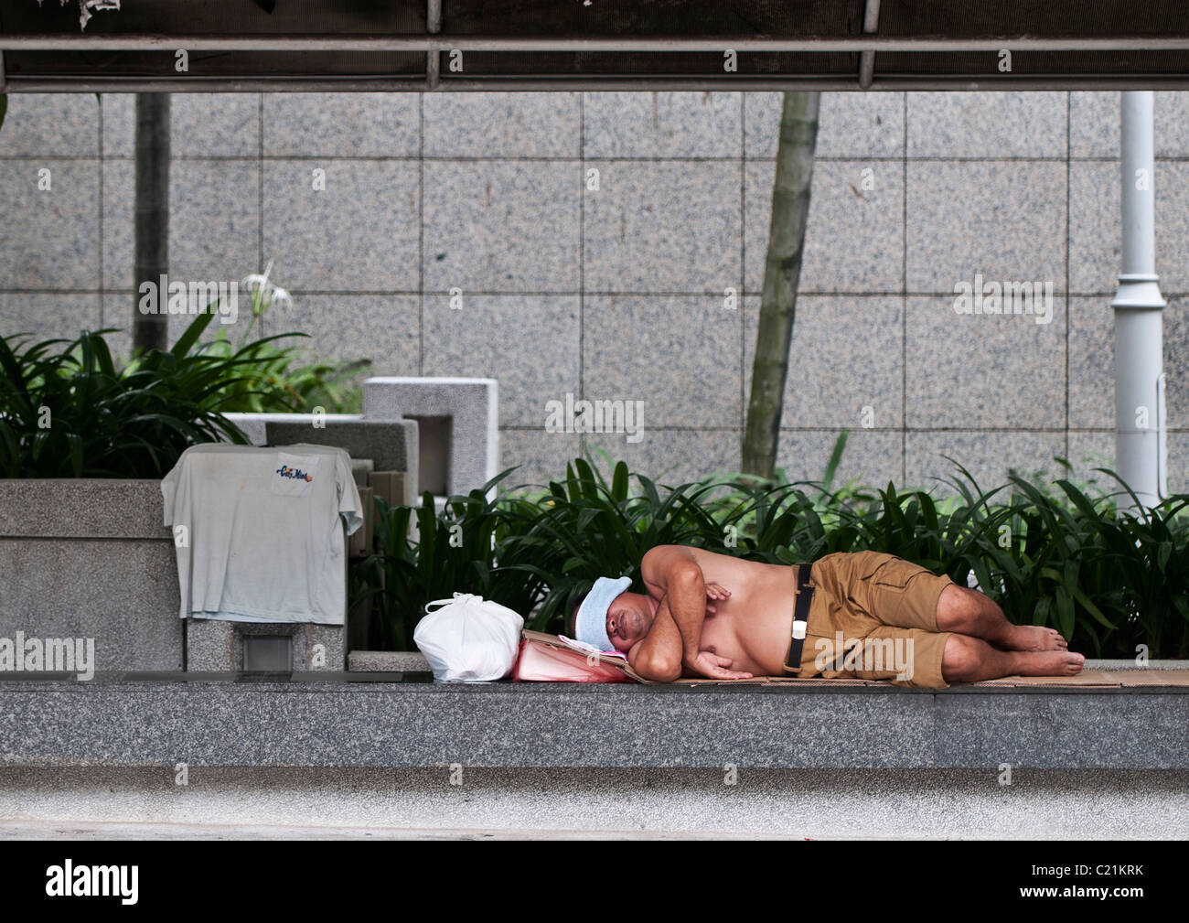 Dormire presso la fermata del bus a Kuala Lumpar. Foto Stock