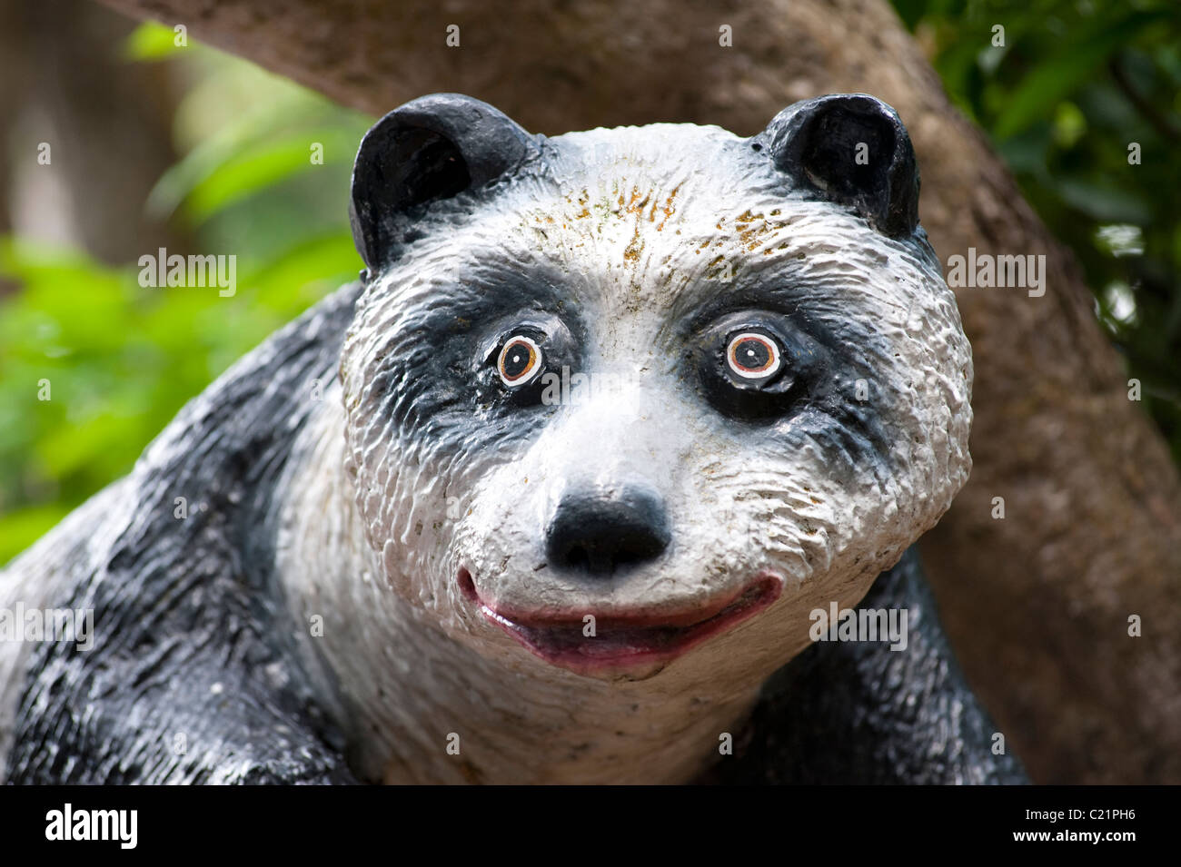 La scultura di un panda alla Haw Par Villa, ex Tiger Balm Gardens. Un insolito orientali del parco a tema di Singapore Foto Stock