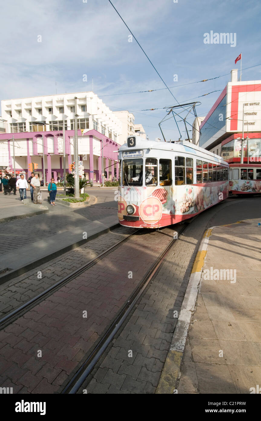 Il tram tram linea line tracciafile tracciafile antayla in Turchia i trasporti pubblici della città turca città Foto Stock