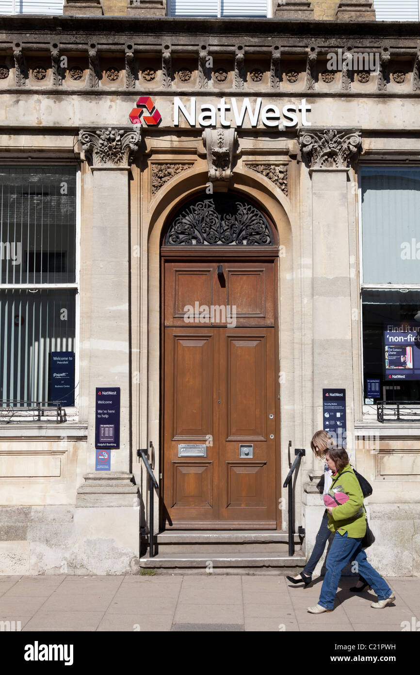 Piccola 'natwest' filiale di banca in edificio tradizionale a Petersfield high street Foto Stock