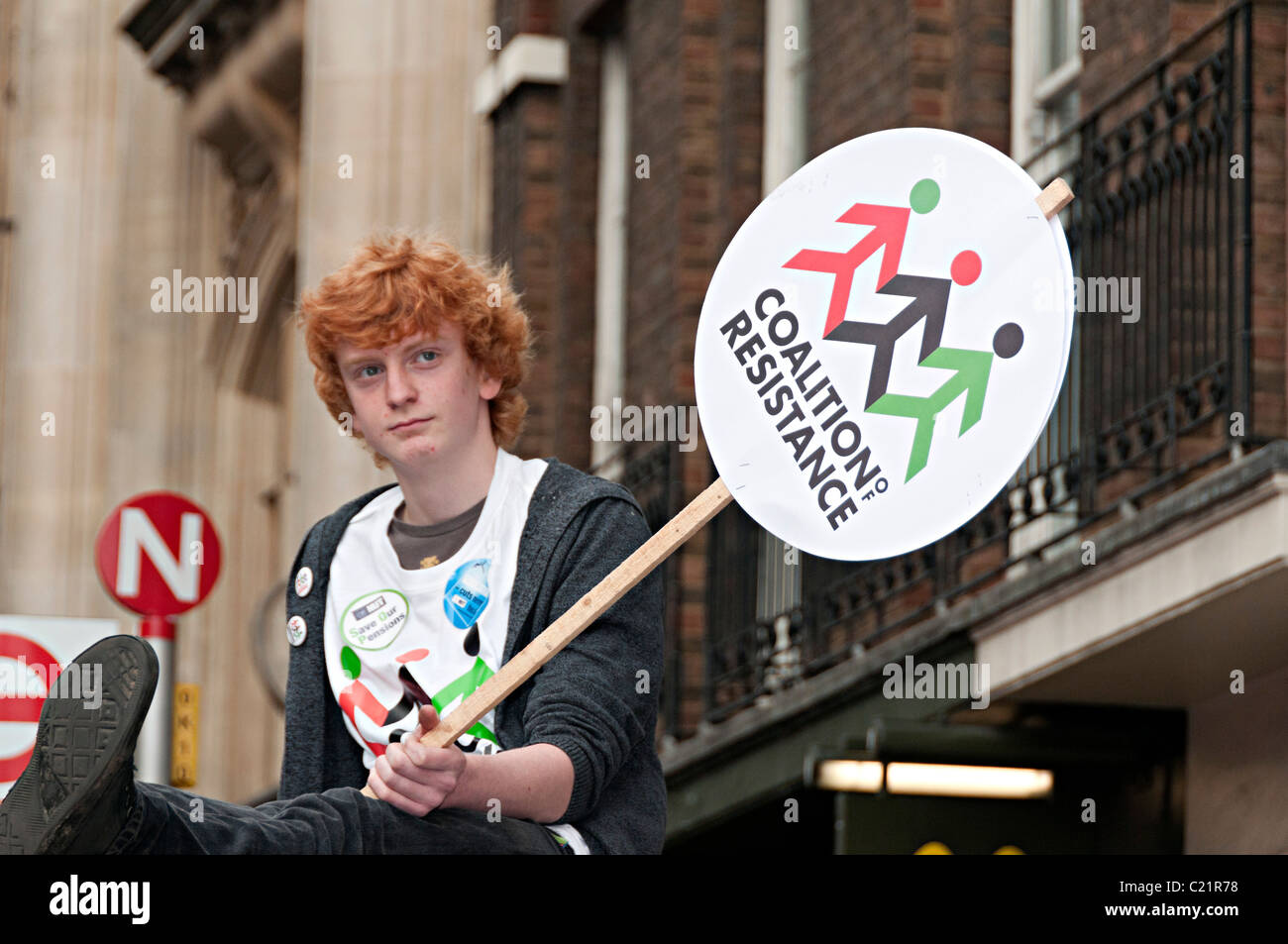 Tuc marzo per cambiare Londra 26 marzo 2011 Ragazzo seduto sulla sommità della fermata bus Foto Stock