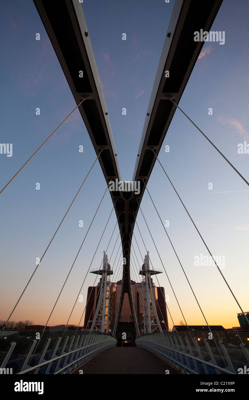 Inghilterra, Greater Manchester, Salford Quays, Lowry Bridge a basso angolo di visualizzazione al crepuscolo Foto Stock