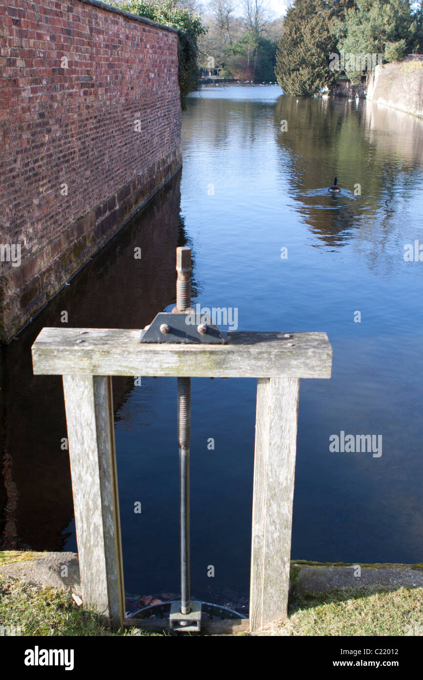 Il drenaggio delle acque di loch a Dunham Massey nel Cheshire, Inghilterra. © StockPix.eu, Foto Stock