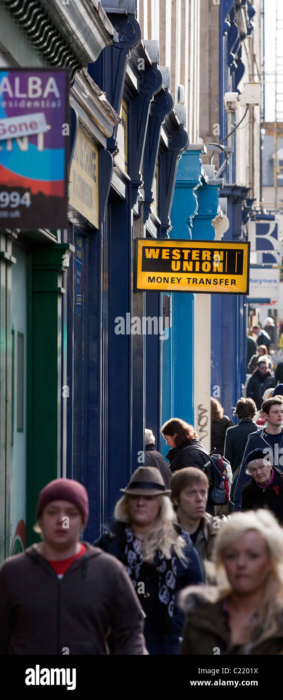 Scena di strada su Edimburgo di ponti, mostra di trasferimento di denaro di Western Union servizi in un negozio locale. Immagine: Russell Sneddon | Foto Stock