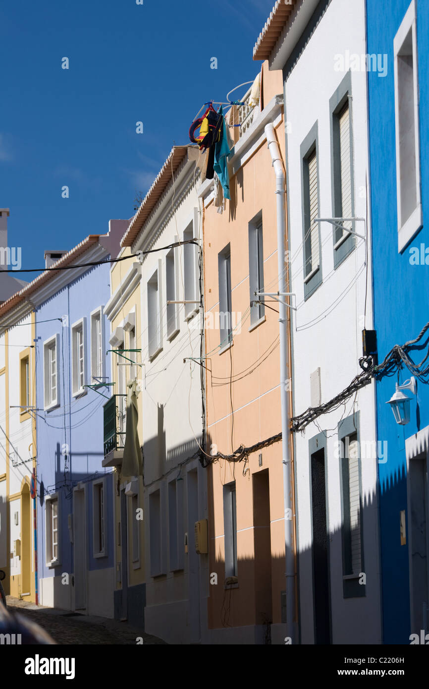 Case colorate di Sines, nella regione Alentejo Portogallo Foto Stock