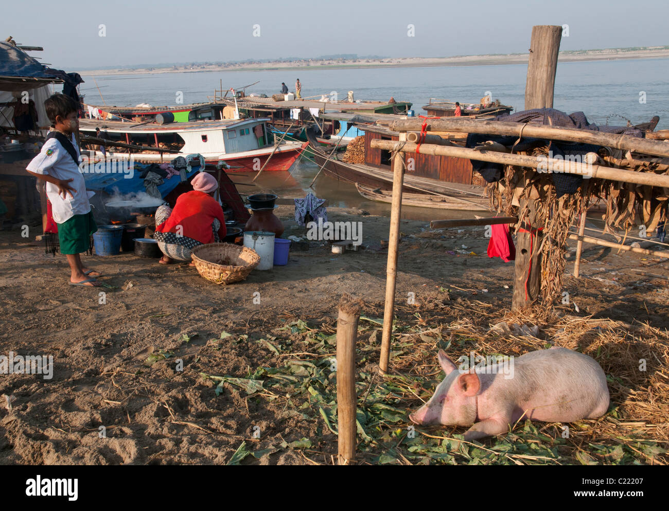 Attività quotidiana presso il porto naturale sul fiume Irrawaddy. Mandalay. Myanmar Foto Stock