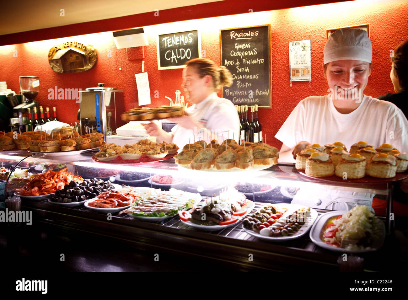 Tapas durante la Sagra del fungo presso il Bar El Refugio, Ezcaray, La Rioja, Spagna Foto Stock
