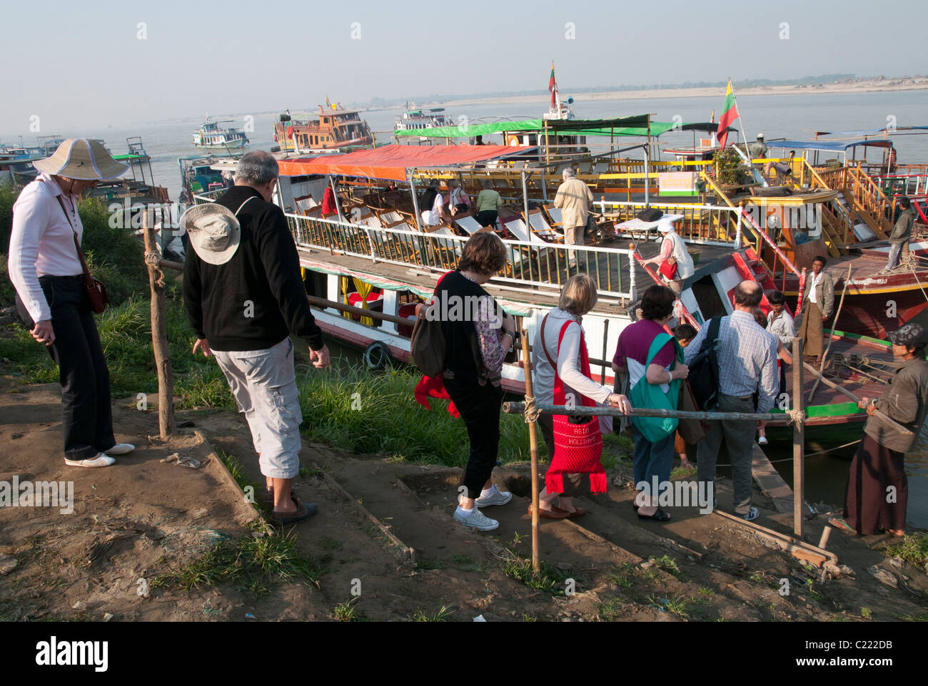 Attività quotidiana presso il porto naturale sul fiume Irrawaddy. Mandalay. Myanmar Foto Stock