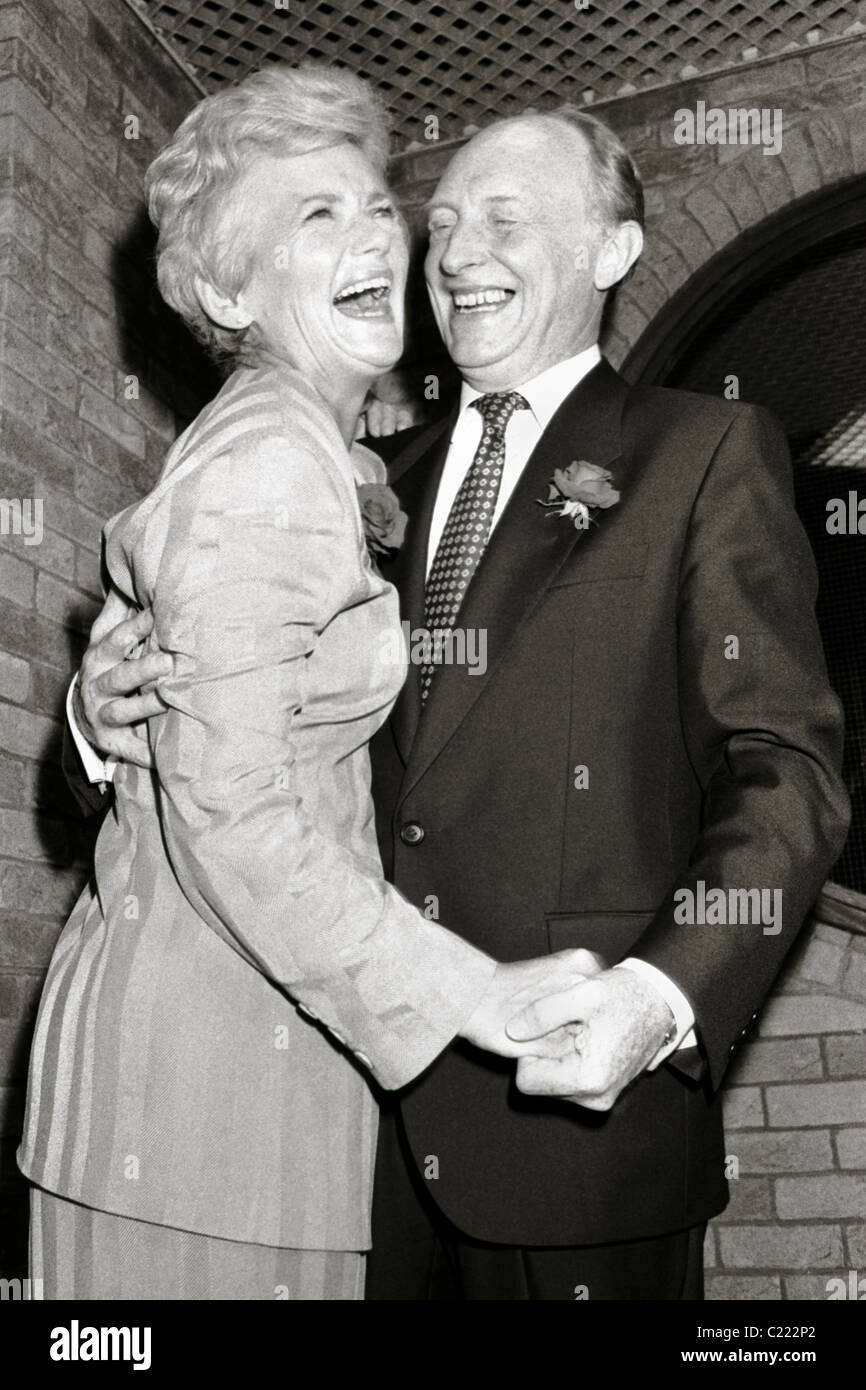 Glenys Kinnock (morto il 3 dicembre 2023) è congratulato con il marito Neil dopo essere stato eletto deputato per il South Wales East, nella foto al conte di Newport Foto Stock