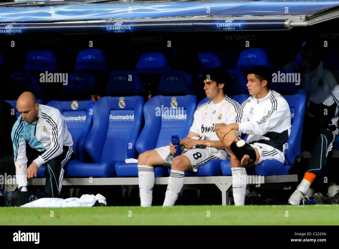 Cristiano Ronaldo sul banco di lavoro con Kaká durante il match tra Real  Madrid e Olympique di Marsiglia al Bernabeu Foto stock - Alamy