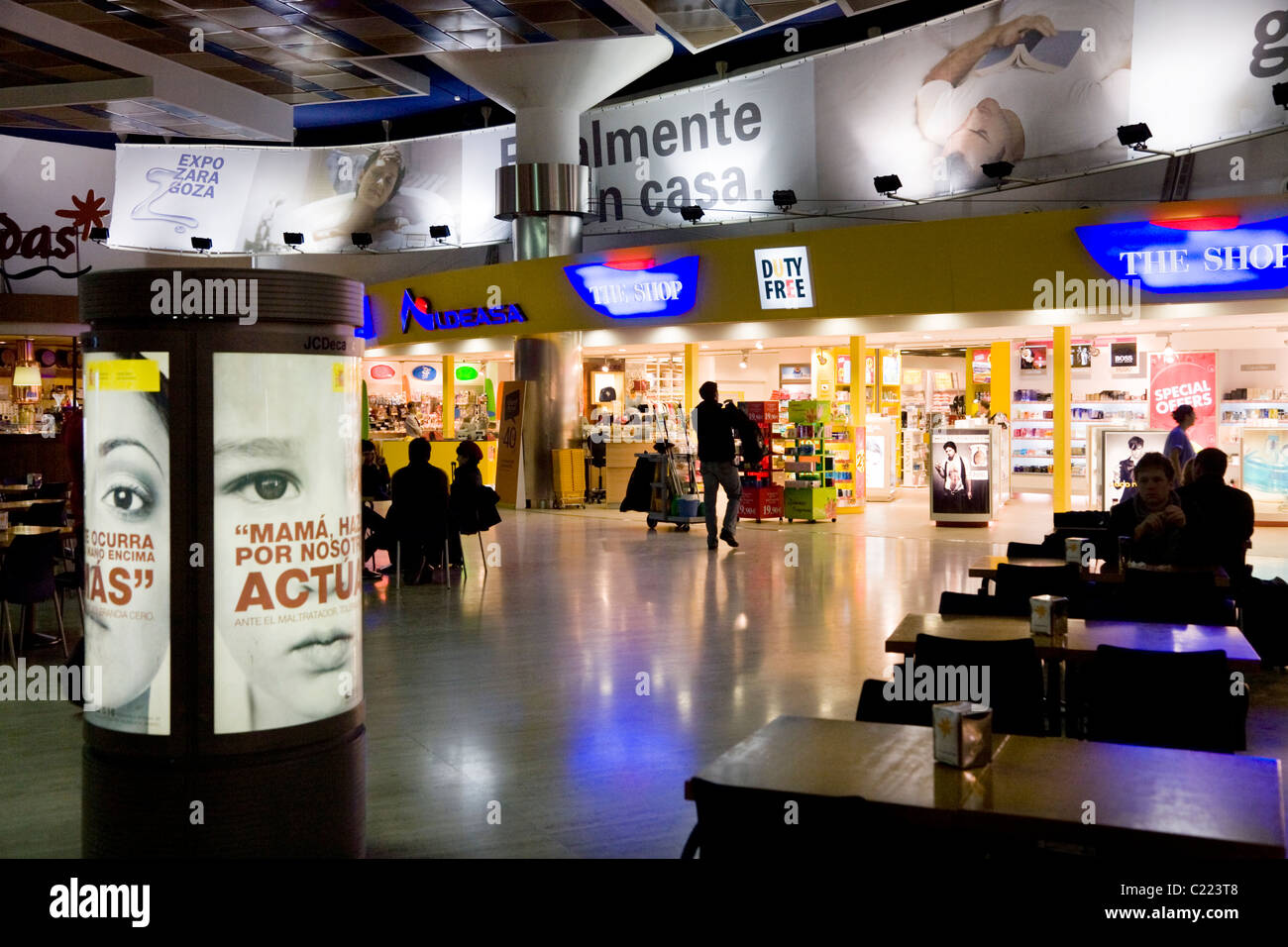 Aeroporto partenza / sala partenze con negozi / shop a Siviglia / Aeroporto Sevilla (SVQ). Spagna Foto Stock