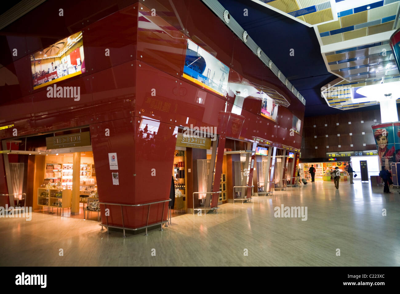 Aeroporto partenza / sala partenze con negozi / shop a Siviglia / Aeroporto Sevilla (SVQ). Spagna Foto Stock