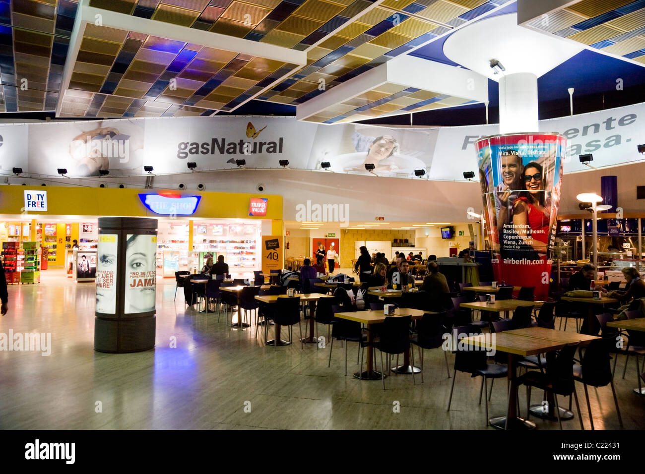 Aeroporto partenza / sala partenze con negozi / shop a Siviglia / Aeroporto Sevilla (SVQ). Spagna Foto Stock