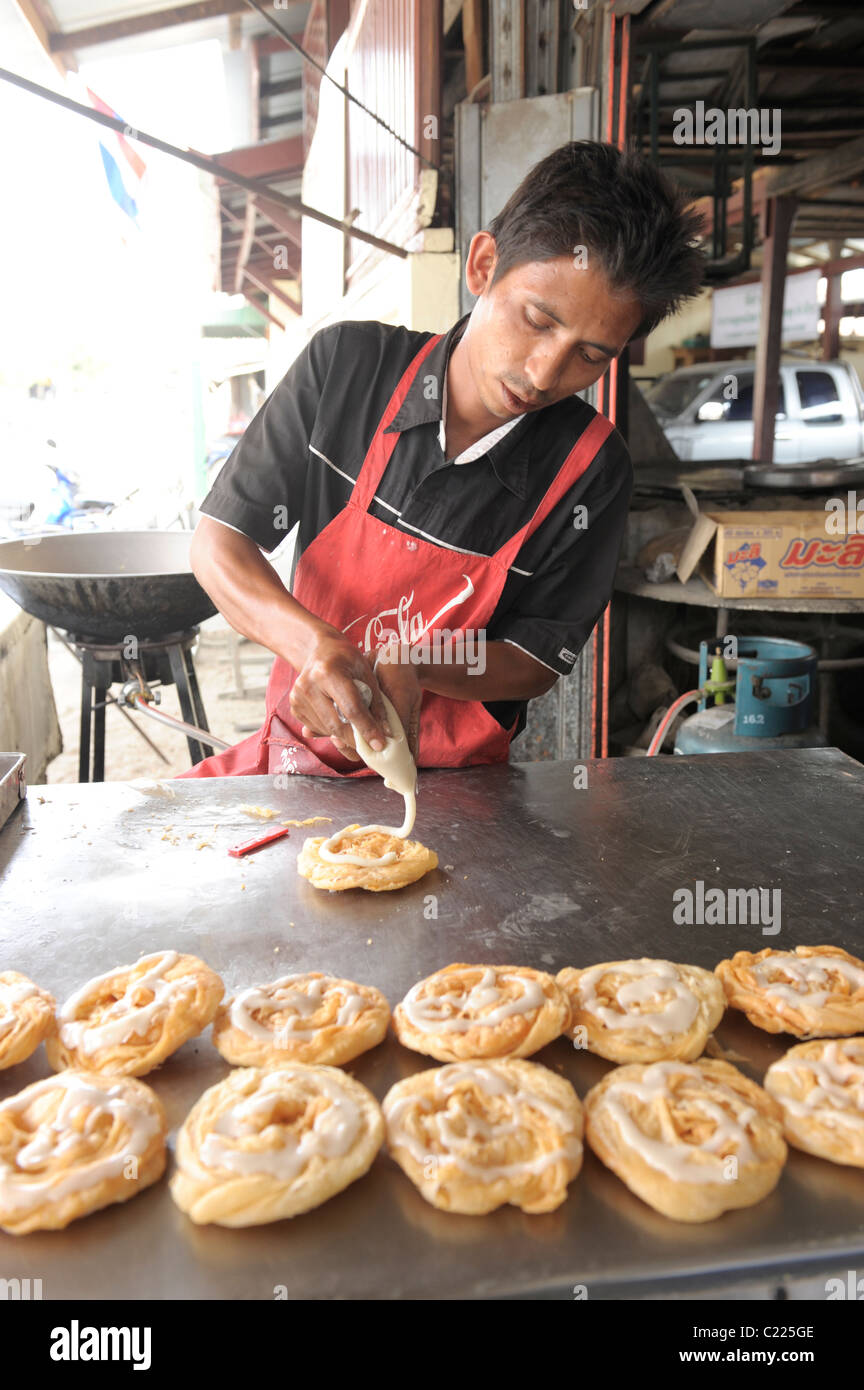 Croccante di roti essendo preparato, quartiere musulmano , Mae Sot , nel nord della Thailandia Foto Stock