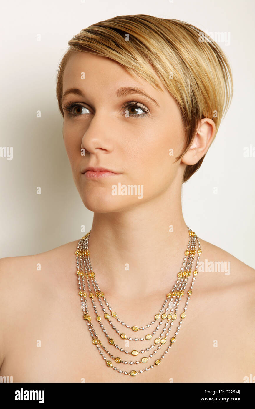 Una femmina con una collana di lusso di 18k oro giallo e bianco. Si tratta di un filamento di cinque collana con 44 carati di diamanti Foto Stock