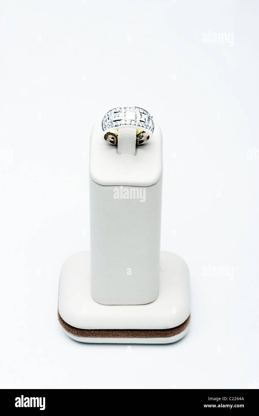 Platino eternità band con 1,17 carato princess diamanti taglio brillante Foto Stock