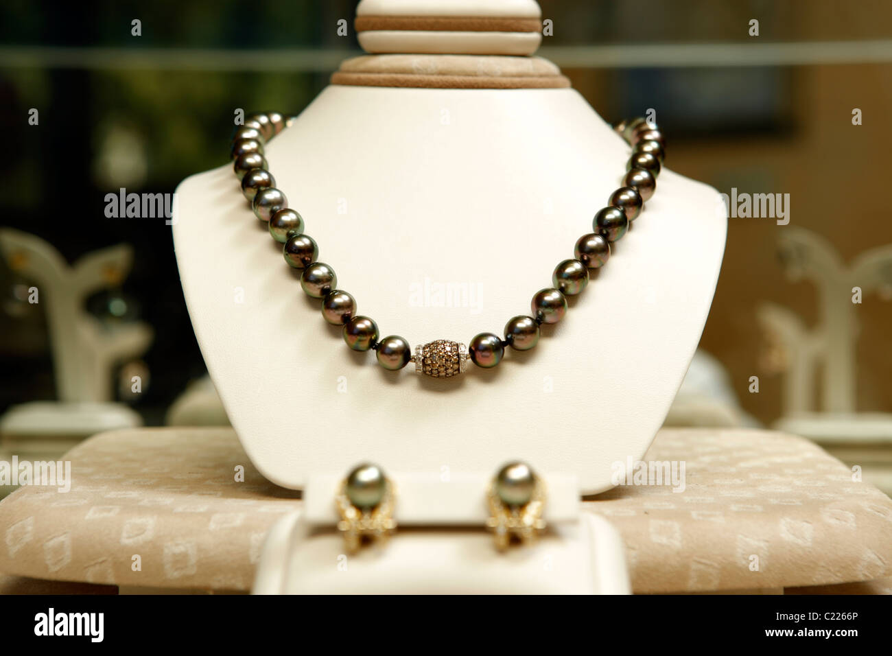 Oro giallo 18k orecchini diamanti & green le perle dei mari del sud. Strand gradulated le perle dei mari del sud 1,97 carati di diamanti champagne Foto Stock