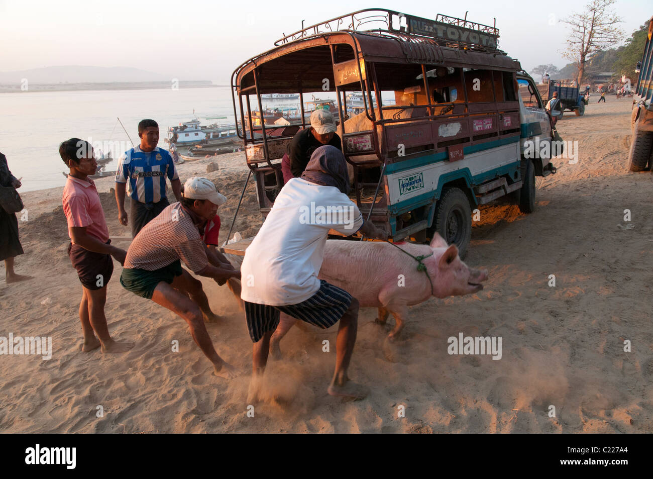 Attività quotidiana presso il porto naturale sul fiume Irrawaddy. Mandalay. Myanmar Foto Stock