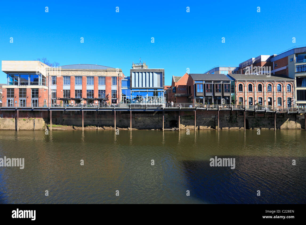 Barra di rivoluzione nella ex Yorkshire Herald edificio e Pitcher & Piano Bar, Riverside, fiume Ouse, York, North Yorkshire, Inghilterra, Regno Unito. Foto Stock