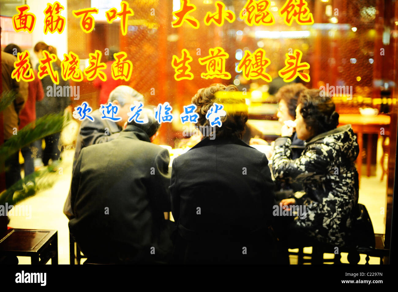 Persone di mangiare in un ristorante a Shanghai in Cina Foto Stock