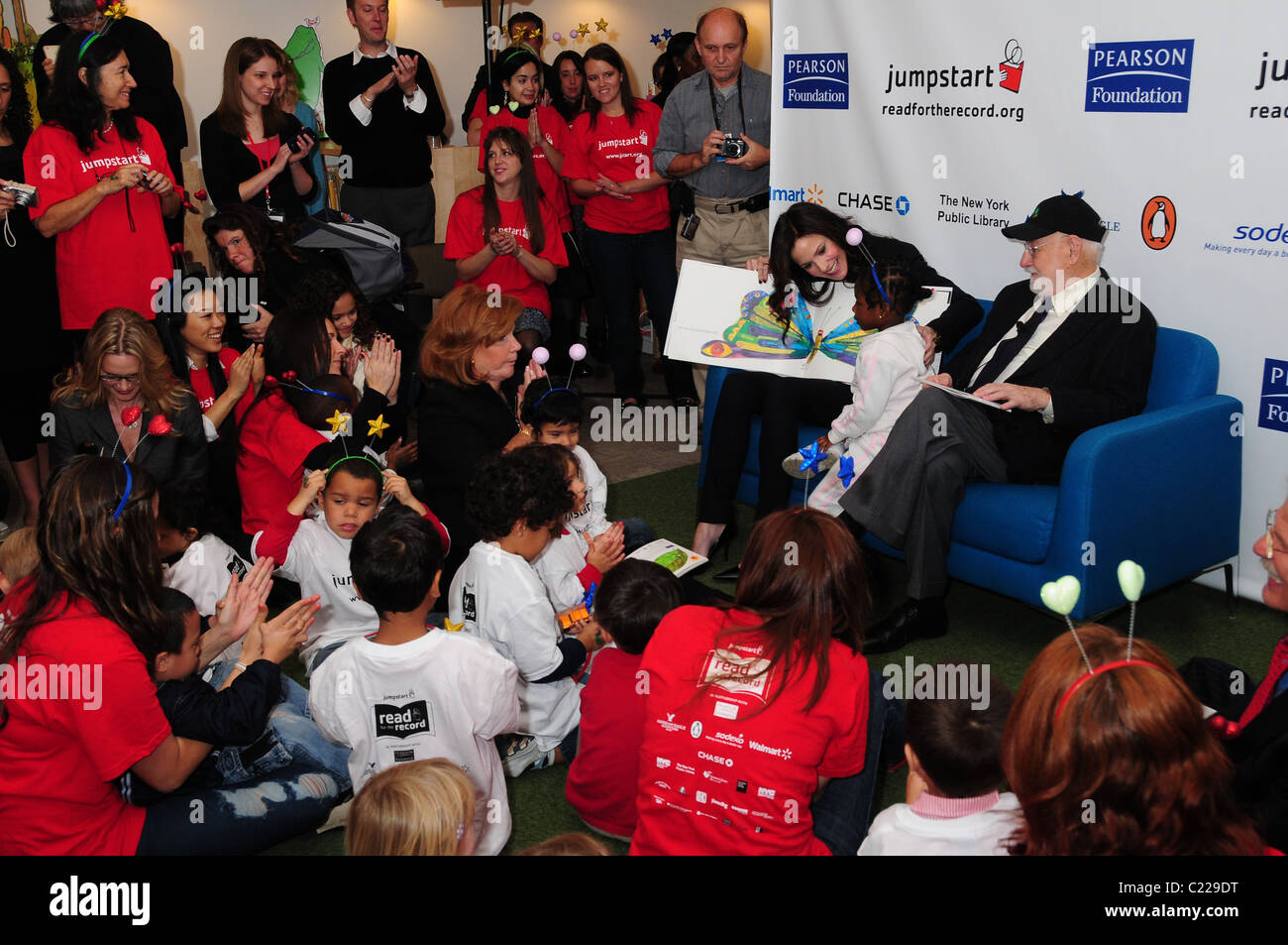 Mary-Louise Parker e Eric Carle leggere per il record detenuto alla Biblioteca Pubblica di New York New York City, Stati Uniti d'America - 08.10.09 Foto Stock