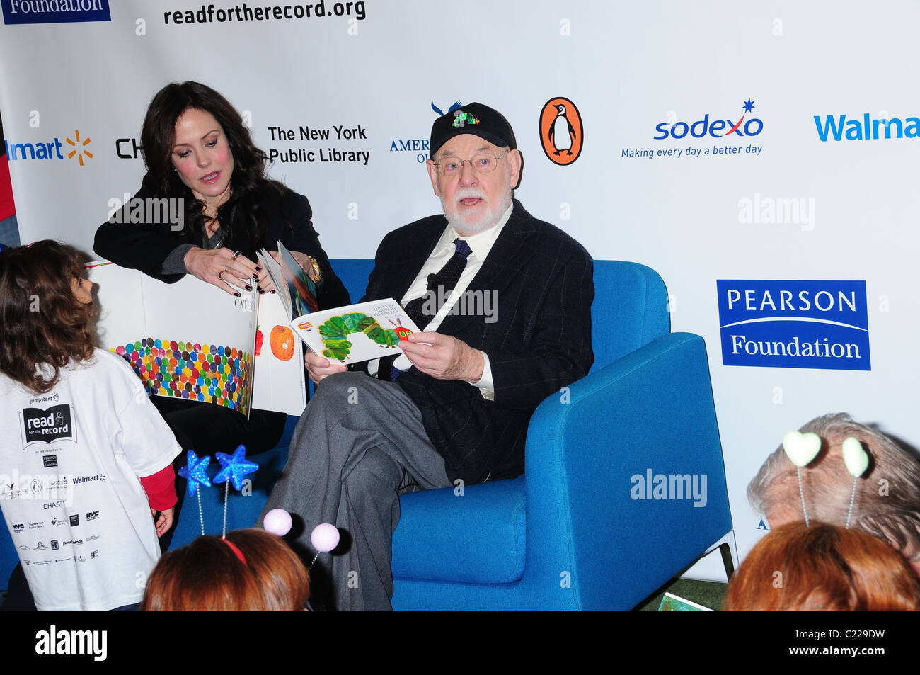 Mary-Louise Parker e Eric Carle leggere per il record detenuto alla Biblioteca Pubblica di New York New York City, Stati Uniti d'America - 08.10.09 Foto Stock