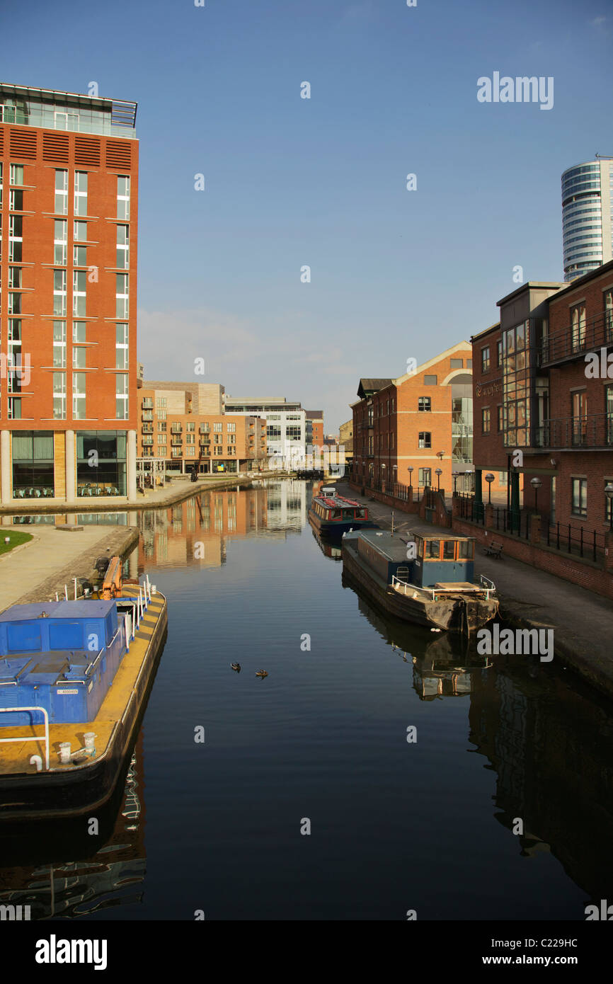 Granary Wharf Leeds cercando lungo il Leeds e Liverpool Canal Foto Stock