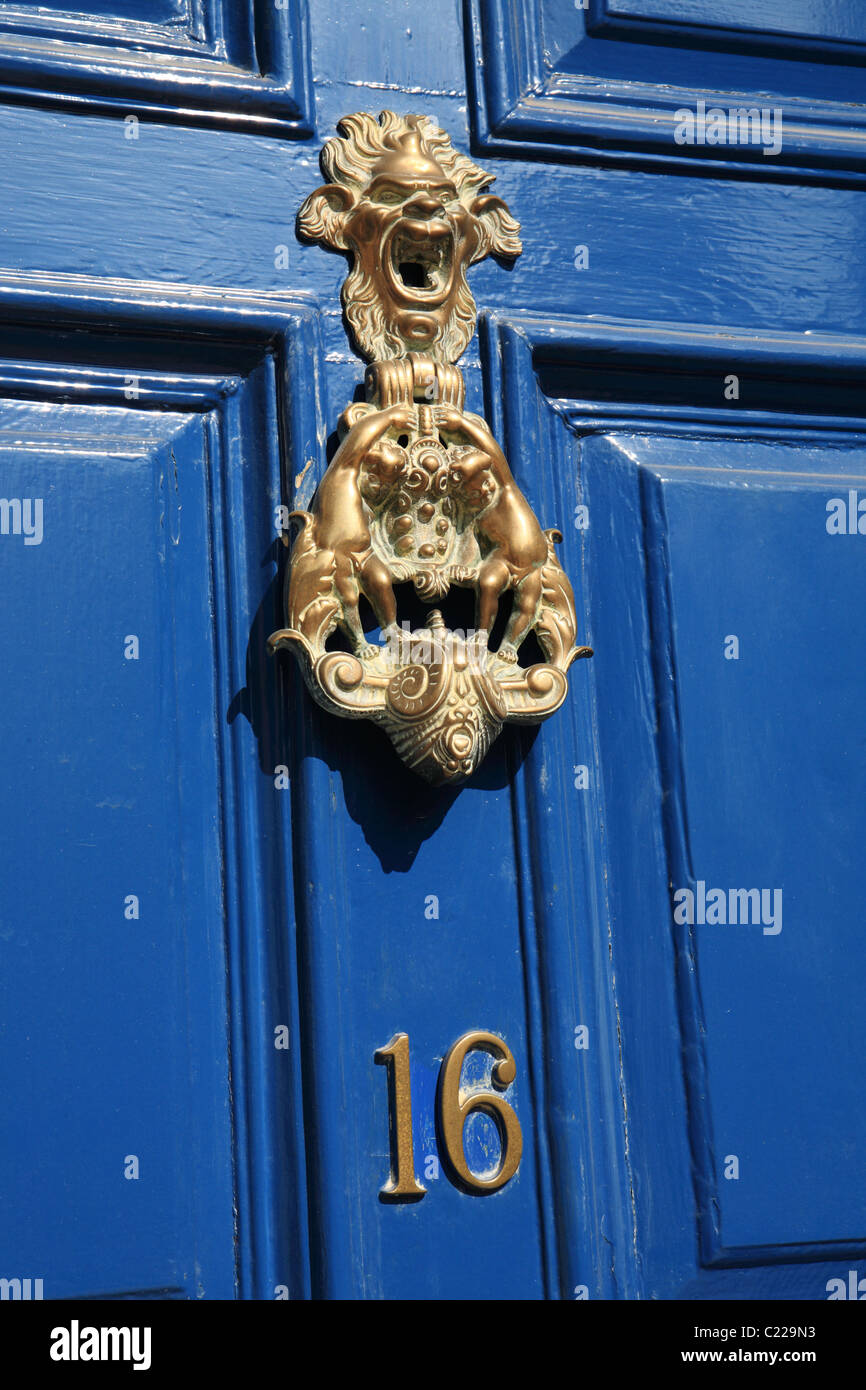 La porta di ottone respingente del 16 College, Durham City, North East England Regno Unito Foto Stock