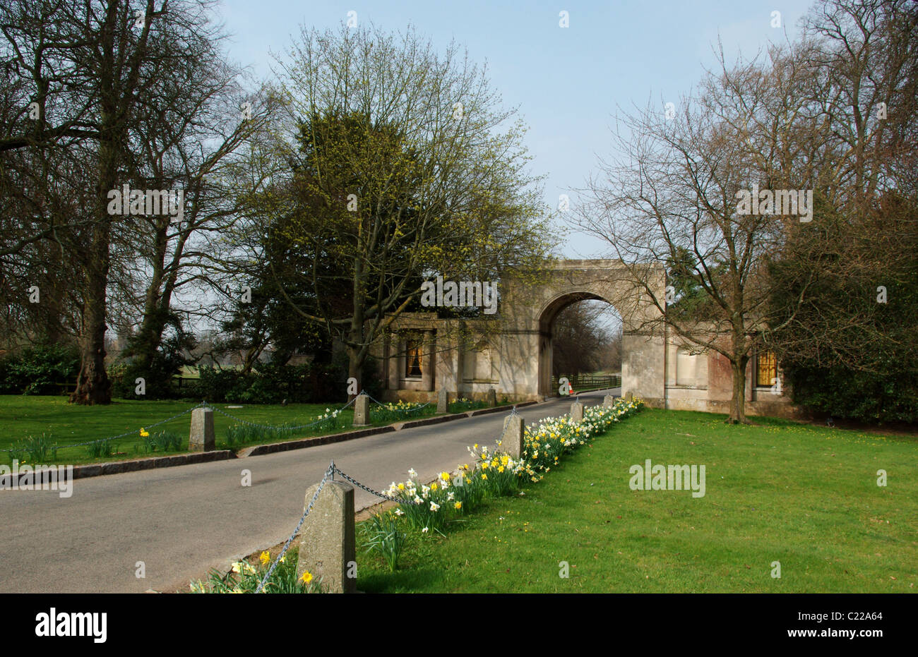 Arco storico, con logge, l'ingresso al Tyringham station wagon, vicino a Newport Pagnell, Buckinghamshire, UK Foto Stock