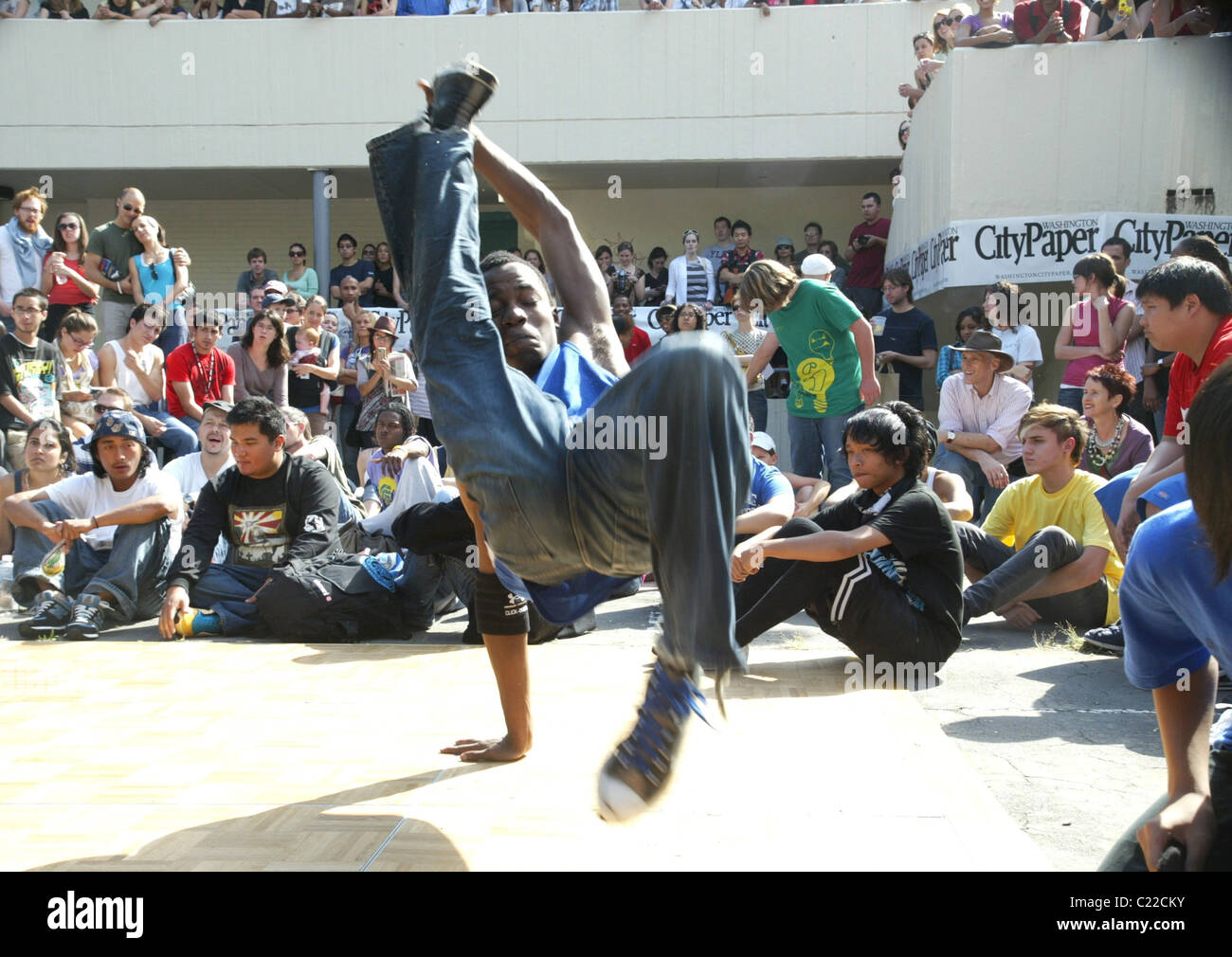 Un break-dance dance off all'annuale furbo bastardi arti e mestieri fiera presso Adams Morgan. Washington DC, Stati Uniti d'America - Prospettive Magiche 18.03.10 L'installazione realizzata : Foto Stock