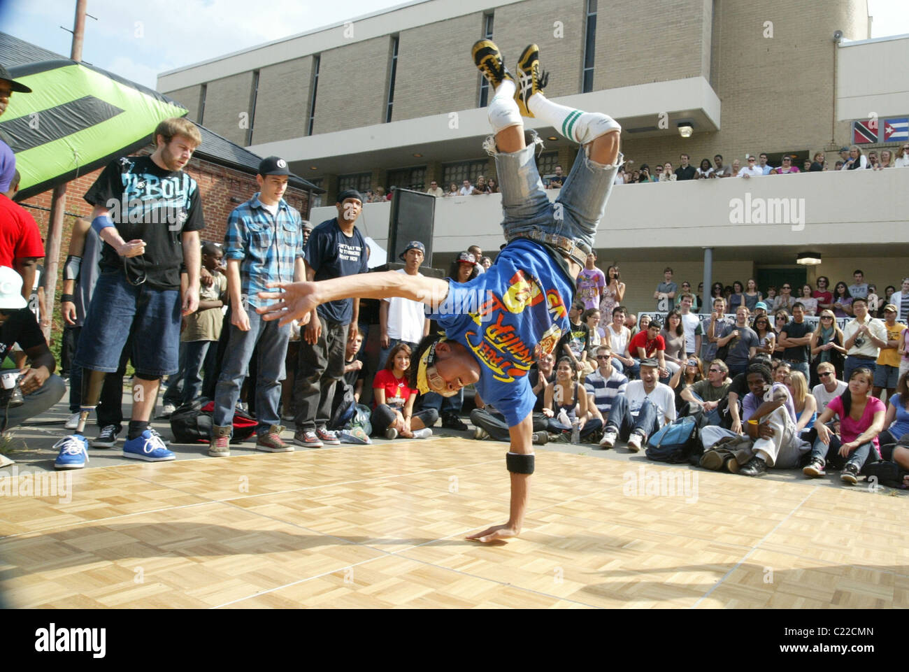 Un break-dance dance off all'annuale furbo bastardi arti e mestieri fiera presso Adams Morgan. Washington DC, Stati Uniti d'America - Prospettive Magiche 18.03.10 L'installazione realizzata : Foto Stock