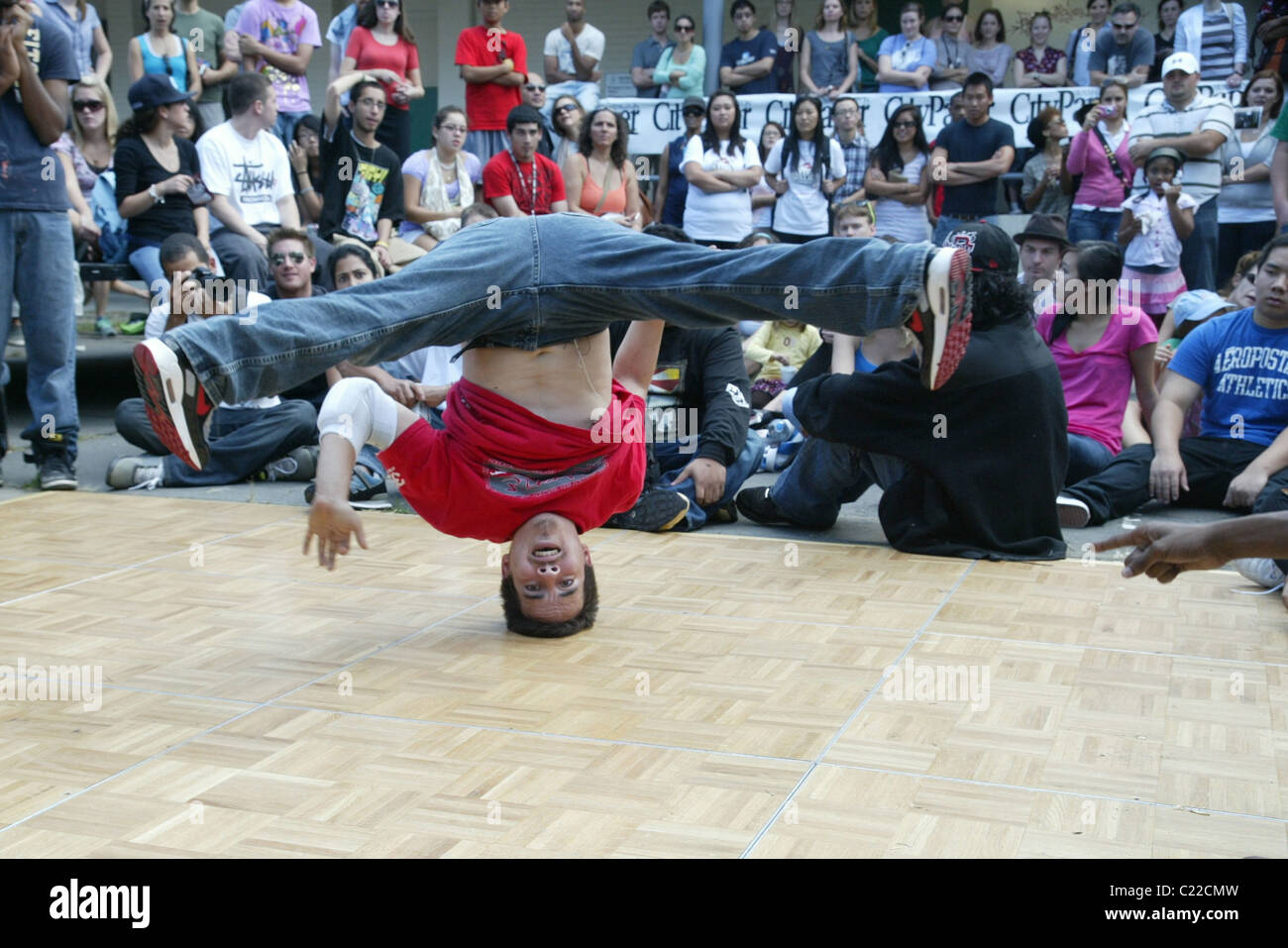 Un break-dance dance off all'annuale furbo bastardi arti e mestieri fiera presso Adams Morgan. Washington DC, Stati Uniti d'America - Prospettive Magiche 18.03.10 L'installazione realizzata : Foto Stock