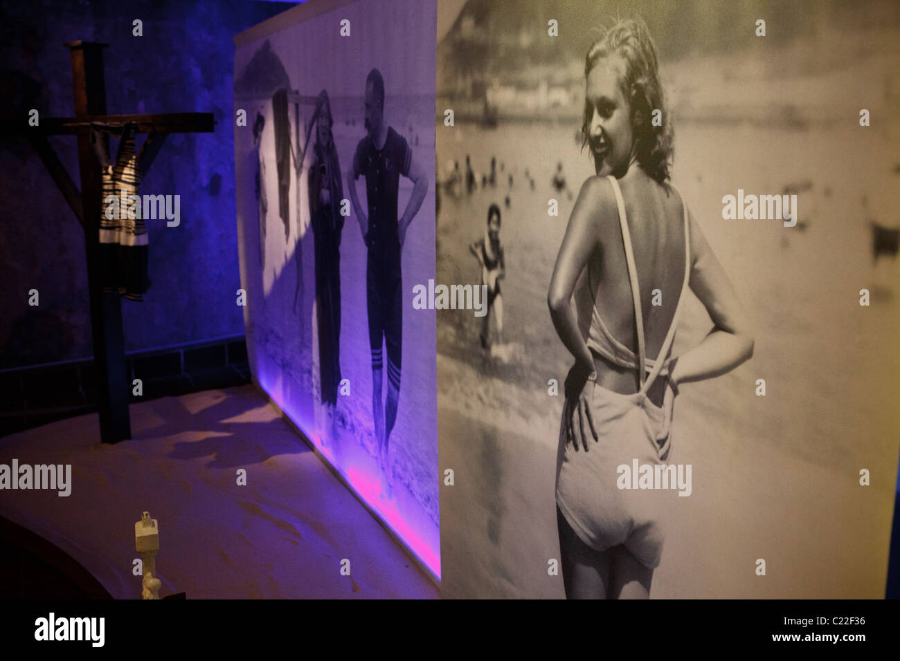 Donna sulla spiaggia Concha durante la Belle Epoque apice, Castillo de la Mota Museum di San Sebastián, Spagna. Foto Stock