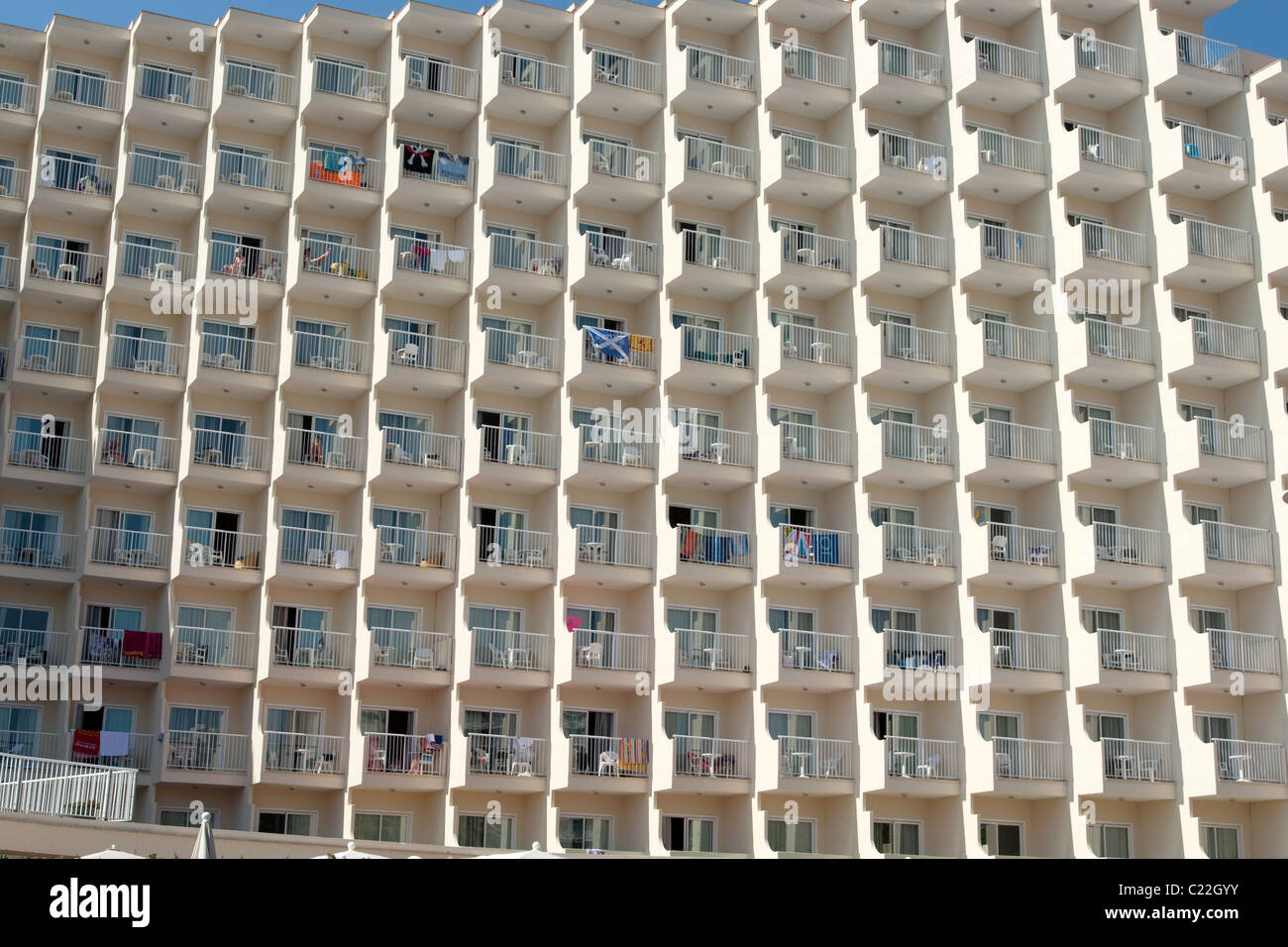 Hotel balconi facciata per il turismo di massa costruzione edificio 'Magaluf' edificio intensivo camere Maiorca Baleari Spagna Foto Stock