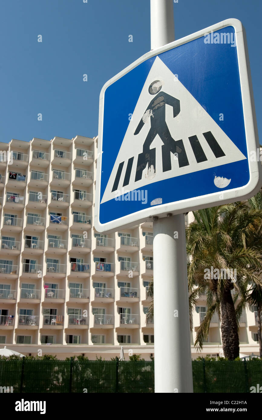 La passerella pedonale cartello segni 'Magaluf' Maiorca Baleari Spagna Foto Stock
