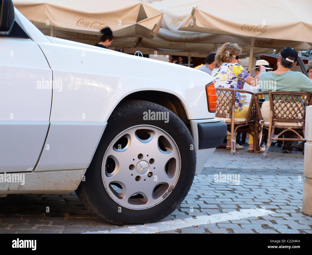 Mercedes parcheggiata vicino ad un ristorante aperto. Foto Stock