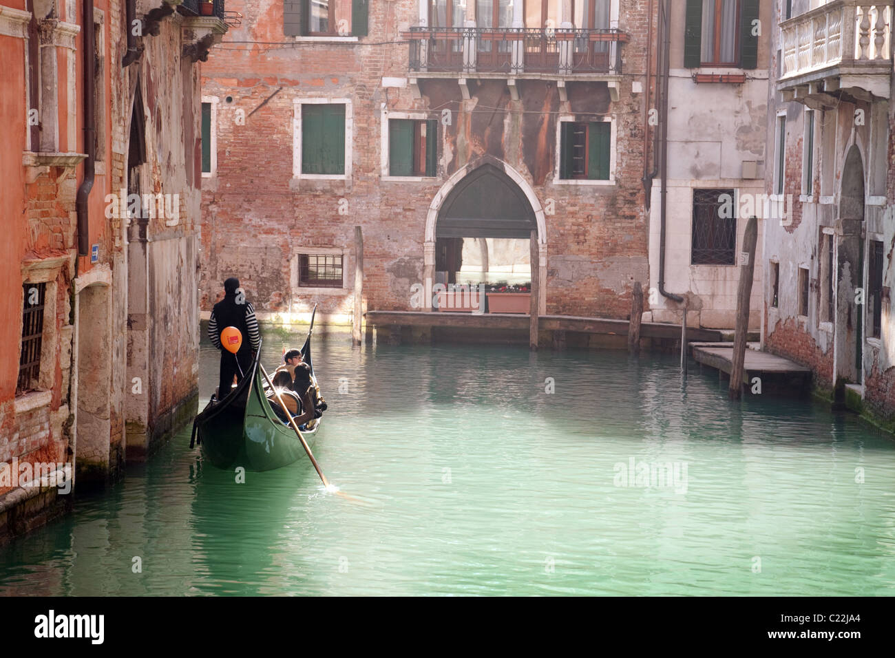 In gondola lungo i canali, il carnevale di Venezia, Italia Foto Stock