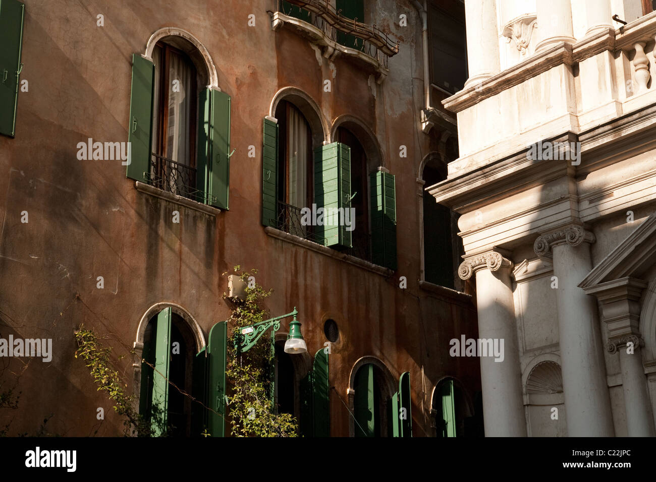 Vecchio edificio, verde di persiane alle finestre, vicoli, Venezia, Italia Foto Stock