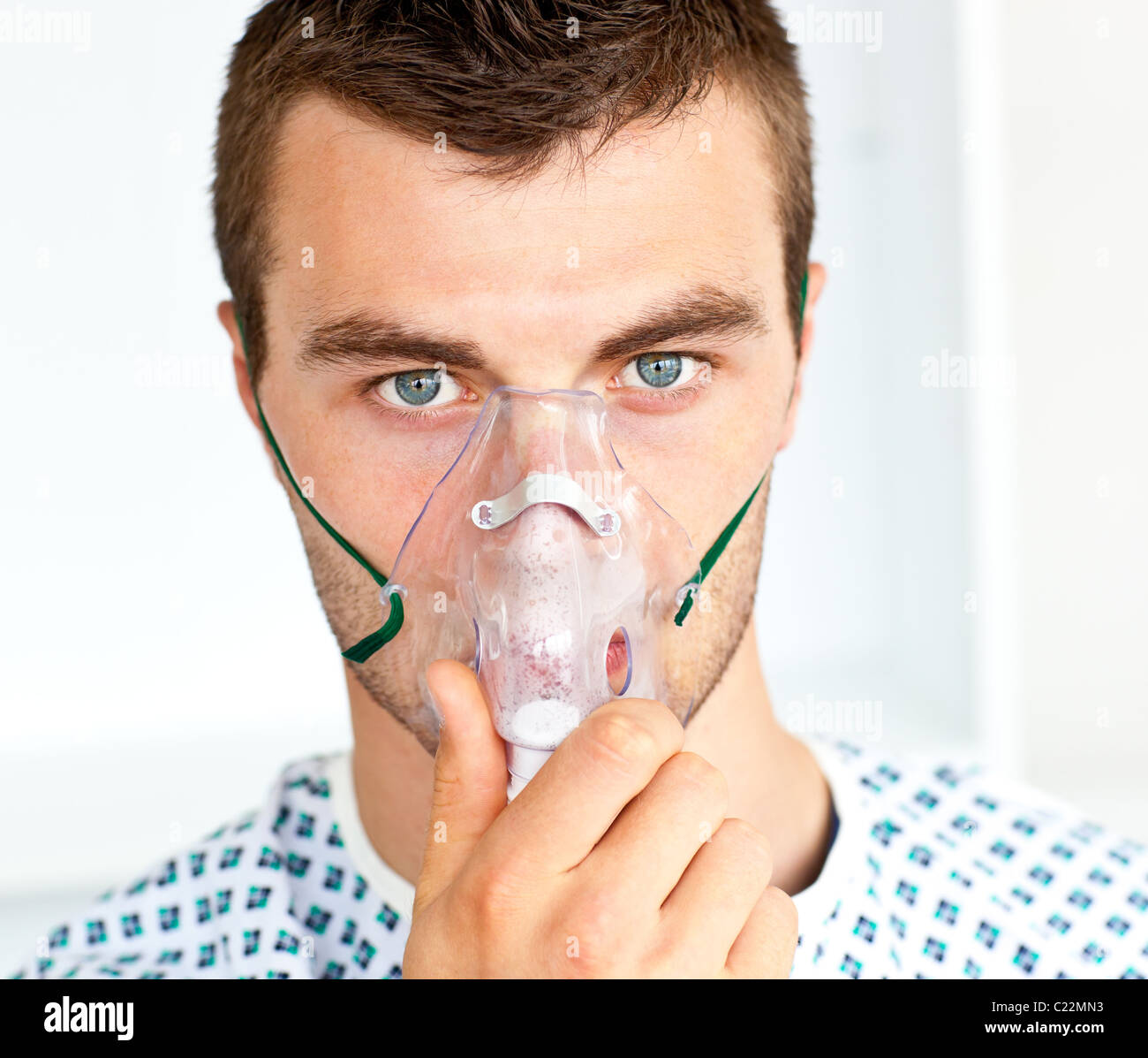 Bel maschio paziente che indossa una maschera Foto Stock