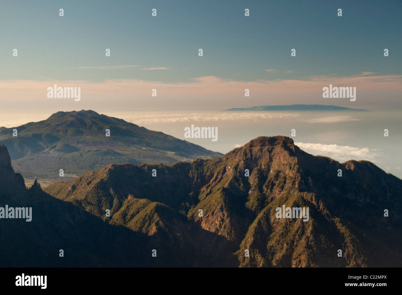 La Caldera de Taburiente è fotografato da Roque de los Muchachos, sullo sfondo di El Hierro può essere visto. Foto Stock