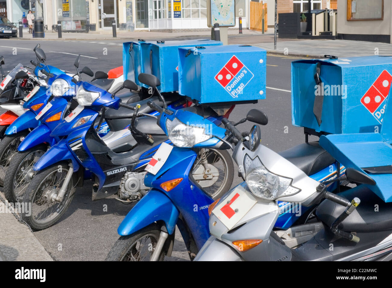 Londra , East Finchley , fila di Domino Pizza consegna Suzuki ciclomotori o moto isolata con scatole di supporto & L o piastre dello studente Foto Stock