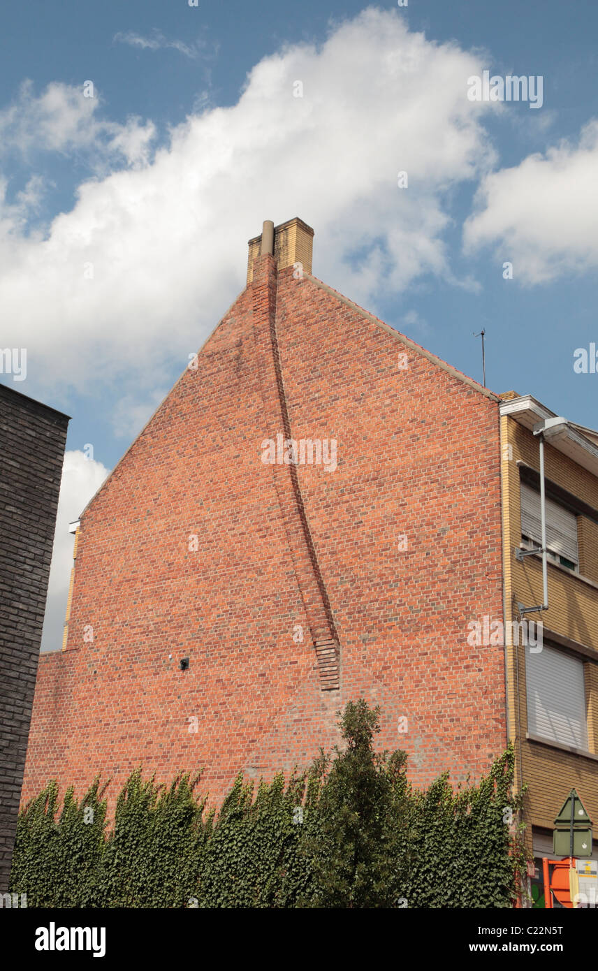 Muratura esterna per un fuoco di carbone luogo/canna fumaria su un edificio residenziale in Poperinge, Fiandre Occidentali, Belgio. Foto Stock