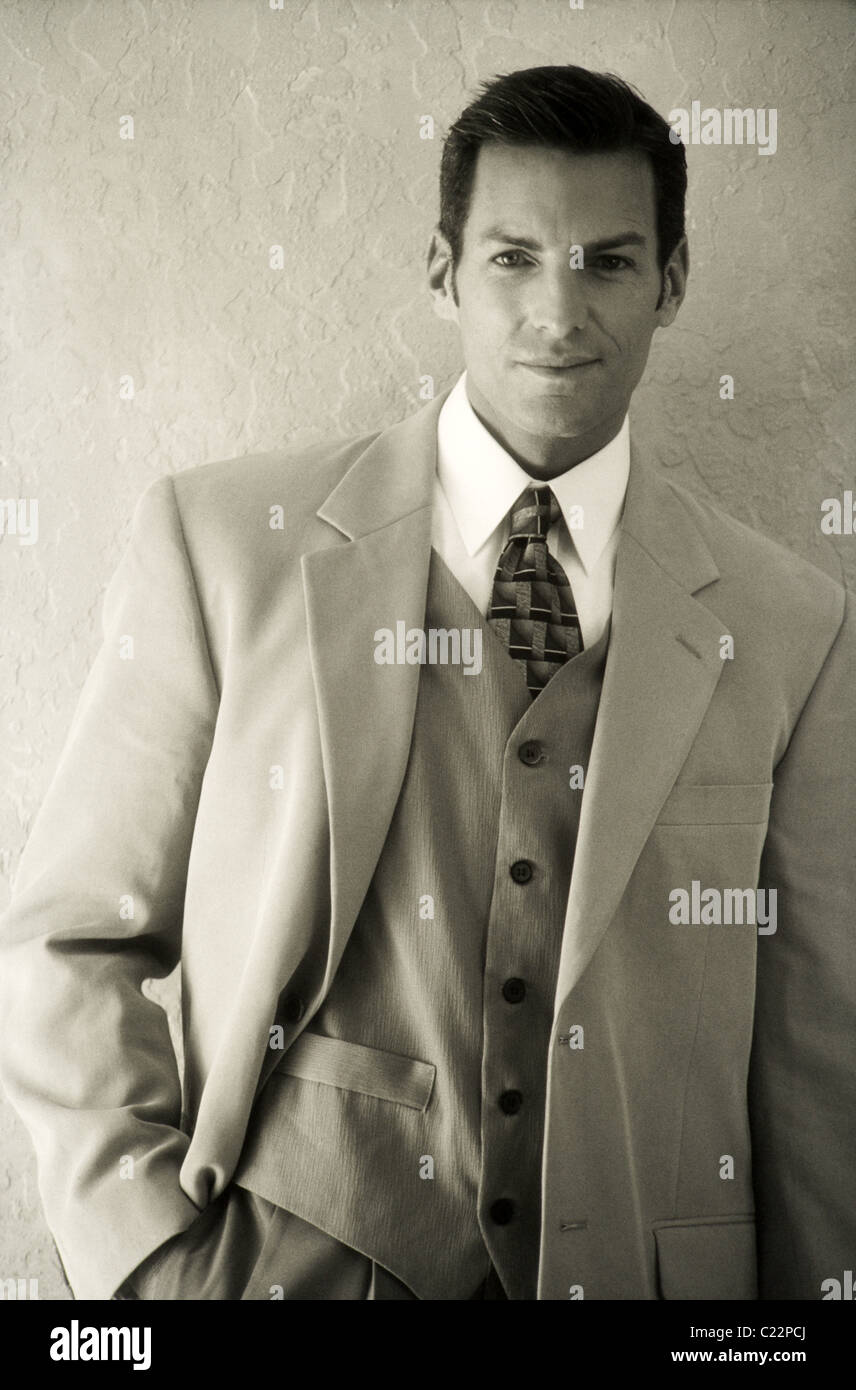 Ritratto di giovane uomo a casa, nel business suit Foto Stock