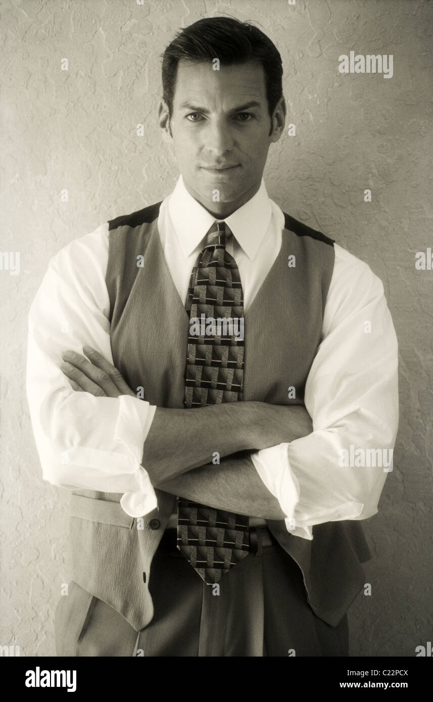 Ritratto di giovane uomo a casa, nel business suit Foto Stock