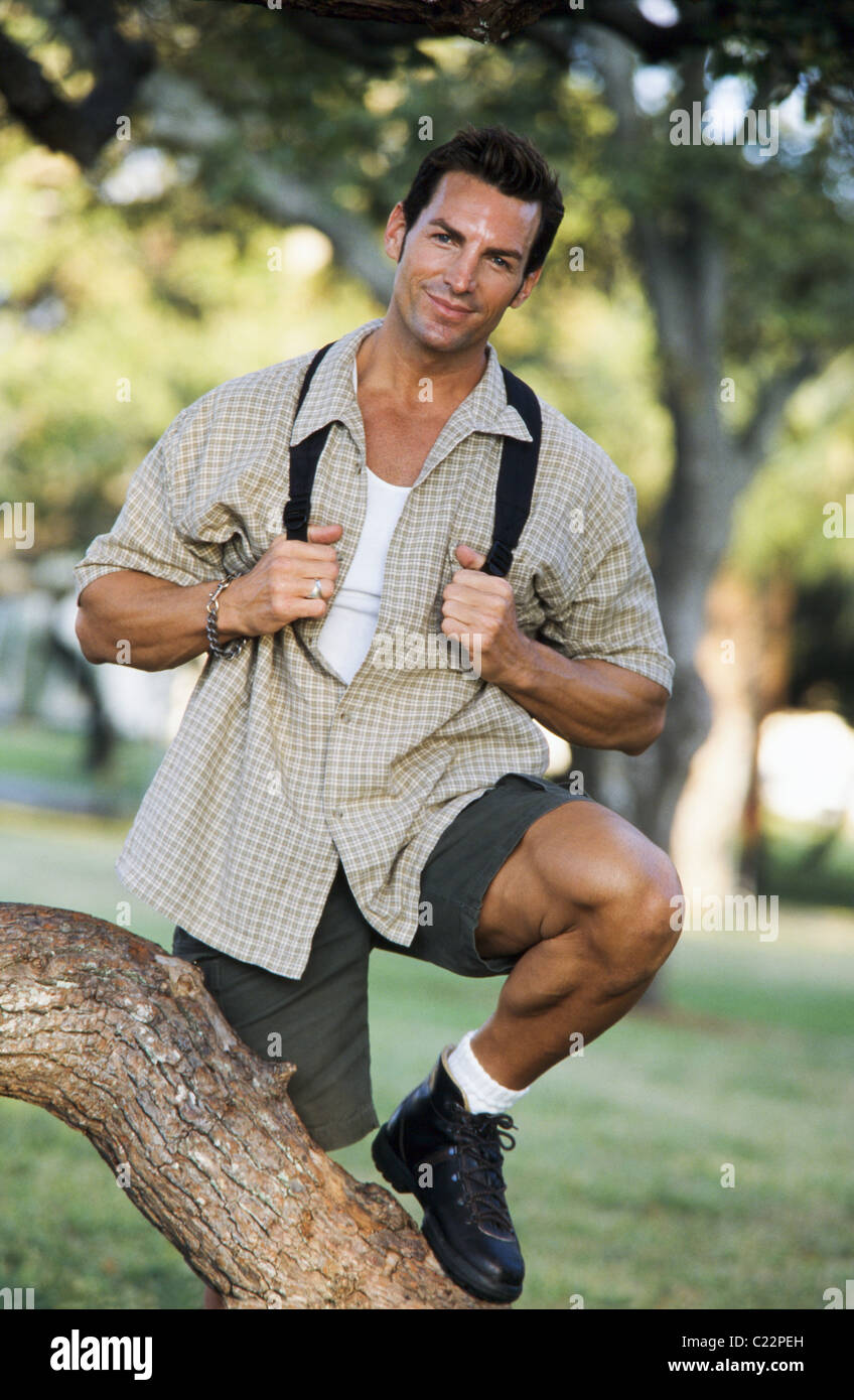 Ritratto di giovane uomo al parco con attrezzi escursionistici Foto Stock